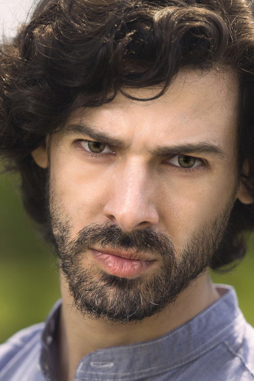 Tiago Guimarães as Caçador