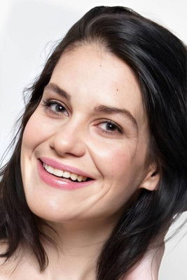 Esther Gombau as Mamá Mateo