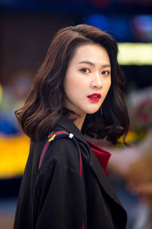 Minh Trang Nguyễn as Bà