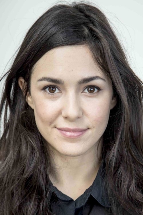 Alice Vial as Amélia