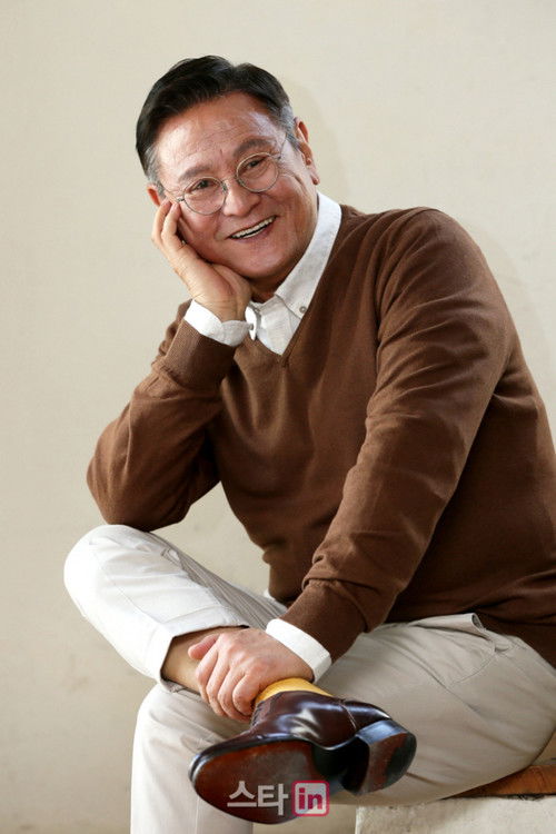 Park Keun-hyong as 
