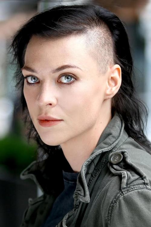 Rivera Reese as Carly Major