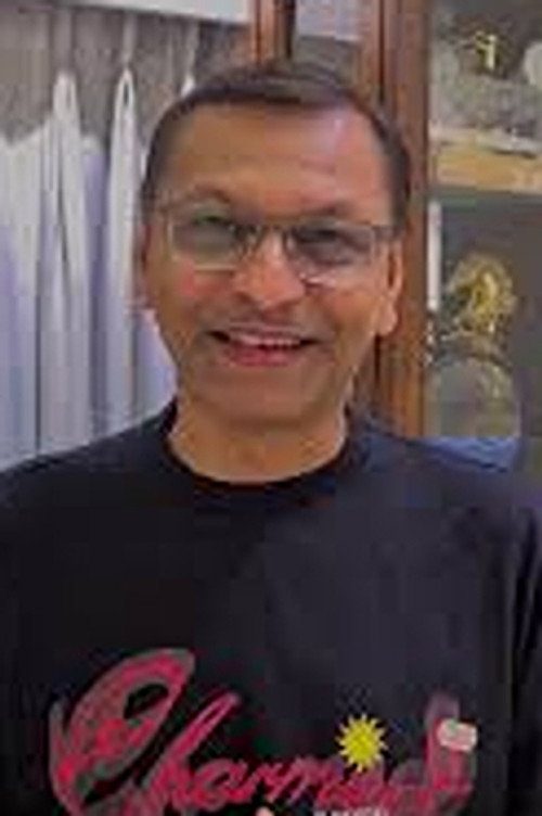 Shyam Pathak as Patrakaar Popatlal Bhagwatiprasad Pandey