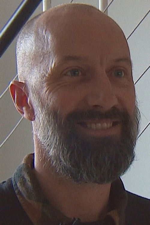 Tao Hildebrand as Kenni