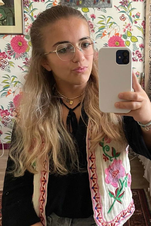 Lilou Audain as Self : High school student