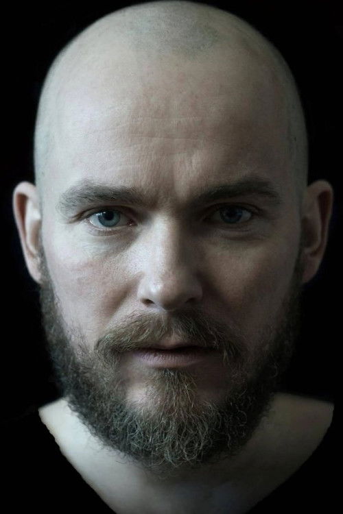 Thomas Knuth-Winterfeldt as Lukas