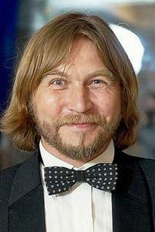 Vladimir Nikiforov as Voin