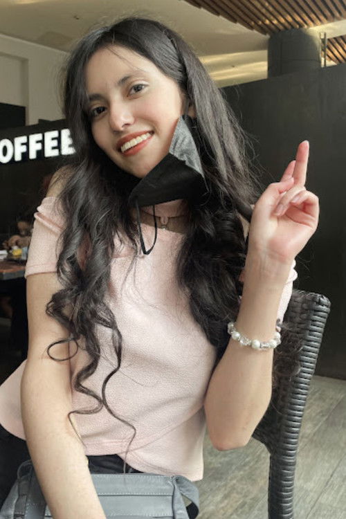 Mariana Chavéz as Tania Bitch