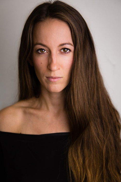 Amanda McGregor as Vicki