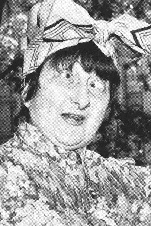 Belsana Arfenone as la donna anziana nel letto