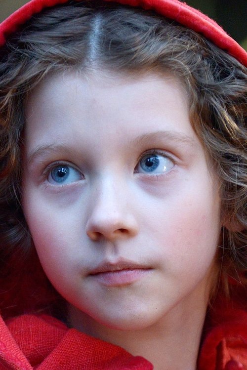 Lucie Šťouračová as Petite fille