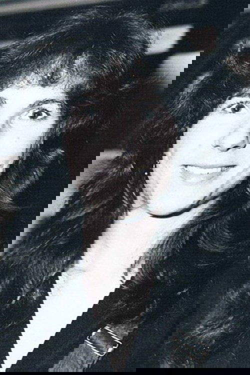 Juliette Mole as Davina Fraser