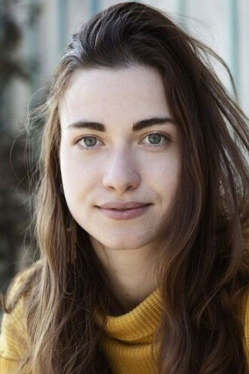 Anaelle Dézsy as Charlotte