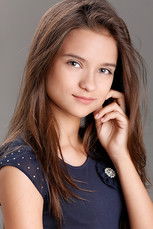 Vitória Magalhães as Malu (7 à 9 anos)