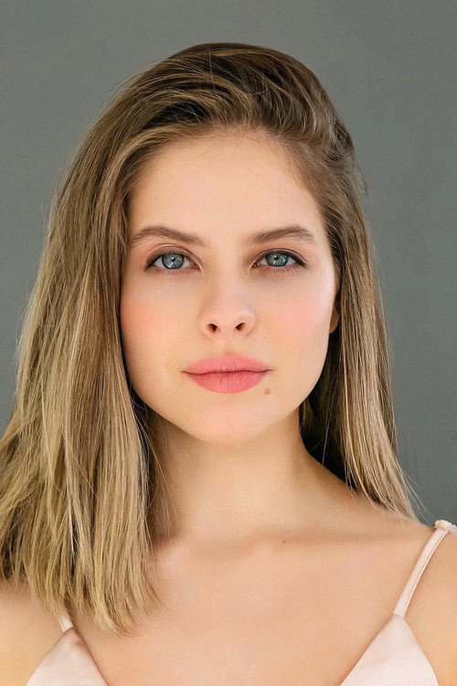 Angelina Pakhomova as Ксения