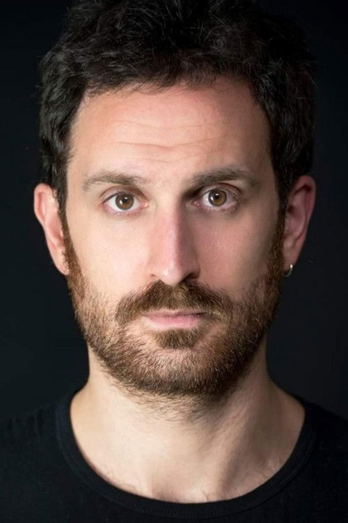 Andrea Mautone as Vittorio Metz