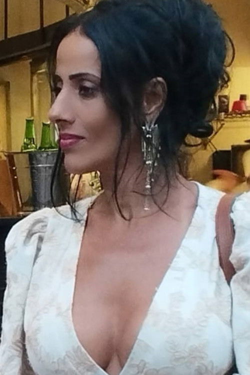 Rízia Fernandes as Simone