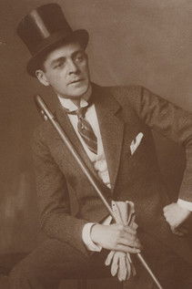 Rolf Brunner as Dr. Bergner, Notar