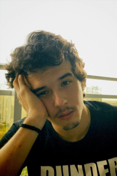 Lucas Sá as Vinícius