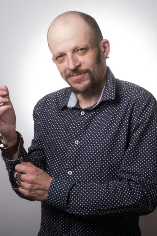 Gareth Berliner as Alien Man