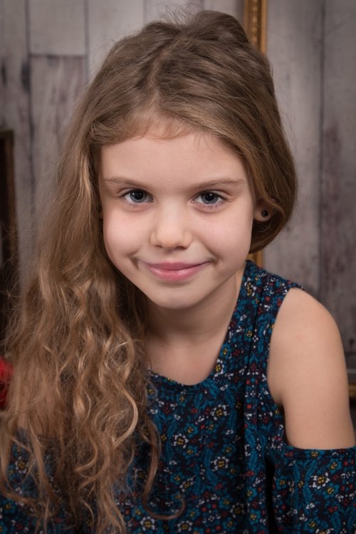 Janyève Denoncourt as Karine 8 ans