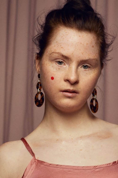 Tamara Röske as Tina