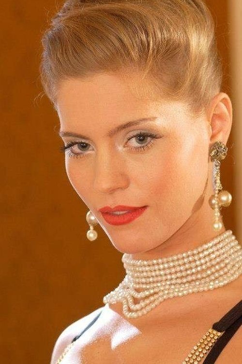 Anja Juliette Laval as Hotelchefin #2