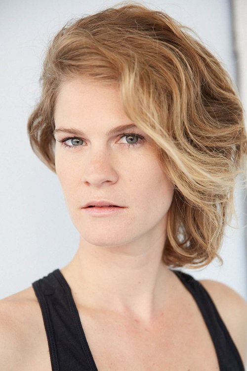 Eve Gadouas as Girl in Corridor (Segment "L'Individu")