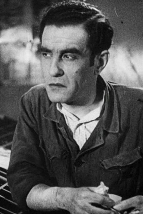 José Gamboa as Fernando, the farm's keeper