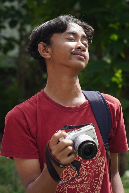 Gurat Mahdi Kahfi as Manusia