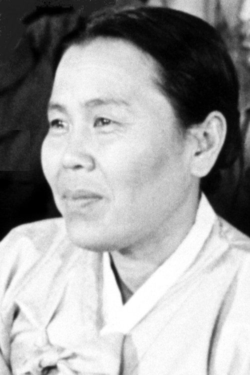 Byung-ok Son as village girl