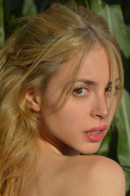 Ava Azadeh as Daughter