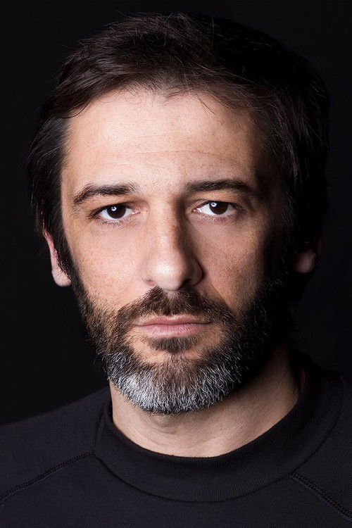 Emanuel Arada as João
