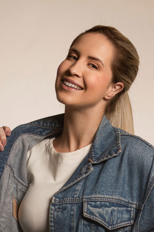 Raphaela Palumbo as Letícia