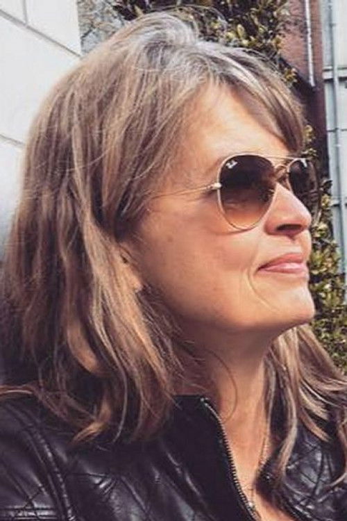 Stine Gudmundsen-Holmgreen as Sanders mor