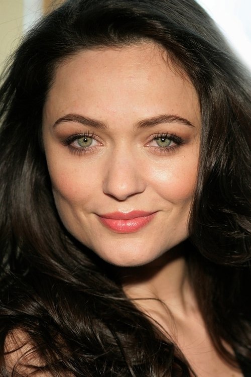 Ana Carolina Lima as Cora