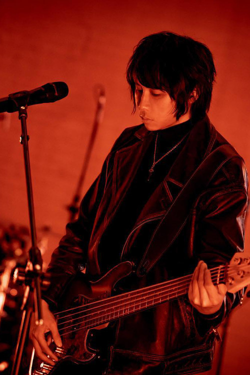 邓有宗 as 贝斯手