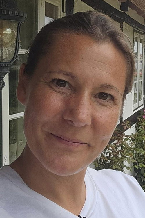 Therese Askholm as Sig selv