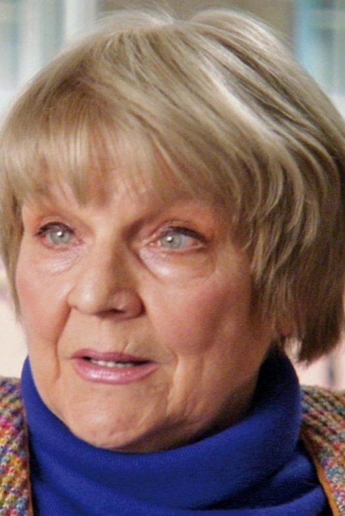 Maria Körber as Leontine