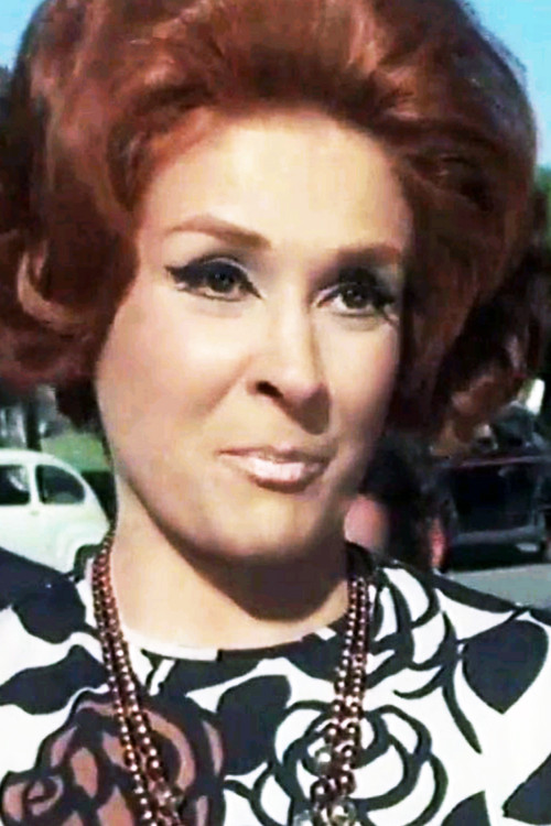 Mónica Grey as Sra. Medina