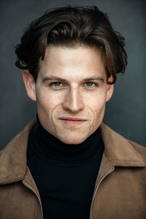 Moritz Bäckerling as Leon