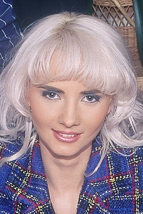 Angelica Marai as Elysabeth