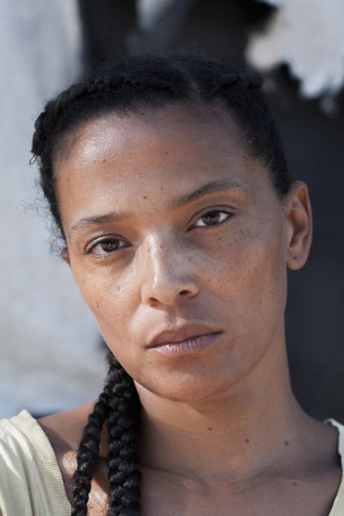 Clarisse Albrecht as Emma