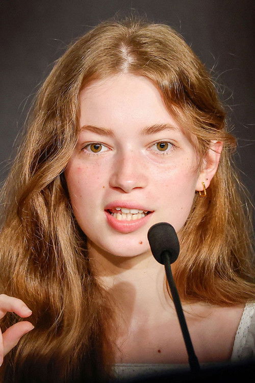 Ksenia Devriendt as Iris