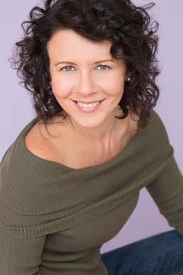 Chanda Davetas as Office Worker 3