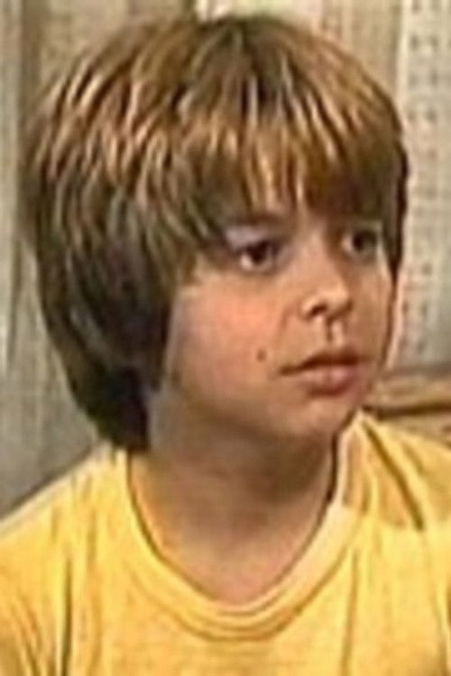 Alexandre Raymundo as Zezé