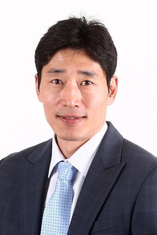 Shin Jin-sik as Fivestars manager