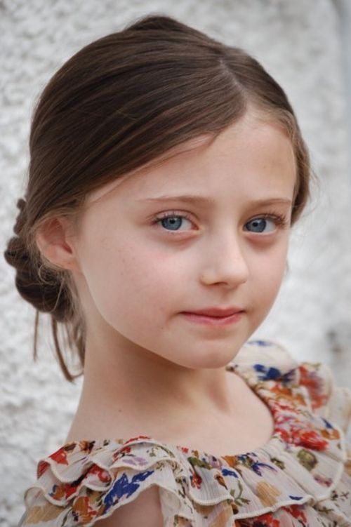 Alexia Osborne as Victoria Hardy