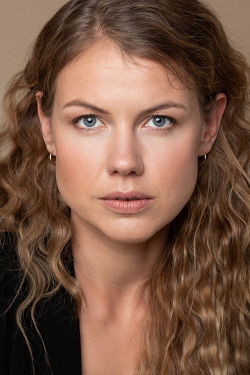 Laura Niils as Maria