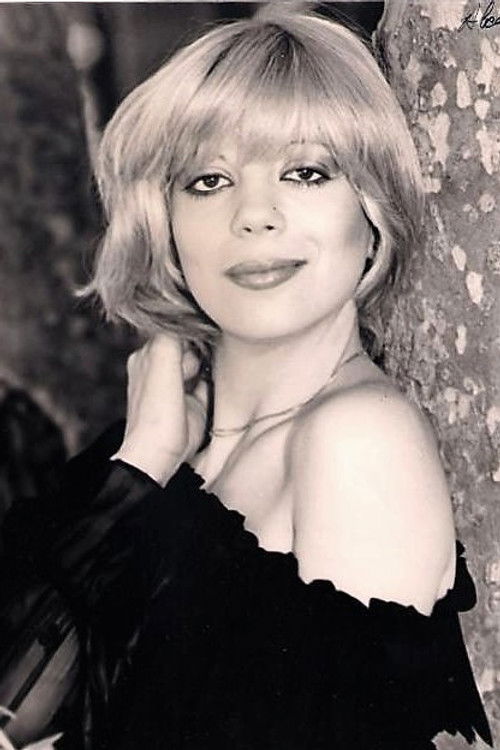 Rosana Caskan as Carolina